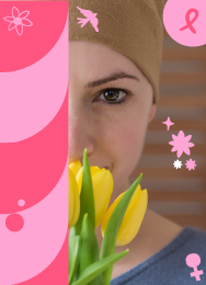 Una mujer mirando fijamente a la cámara detrás de unos tulipanes amarillos, en la imagen aparece un moño rosa que simboliza el mes de la lucha contra el cáncer de mama