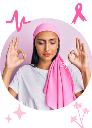 Una mujer joven con cáncer meditando, tiene un paliacate rosa en la cabeza y está rodeada de moños rosas que simbolizan el mes de la lucha contra el cáncer de mama