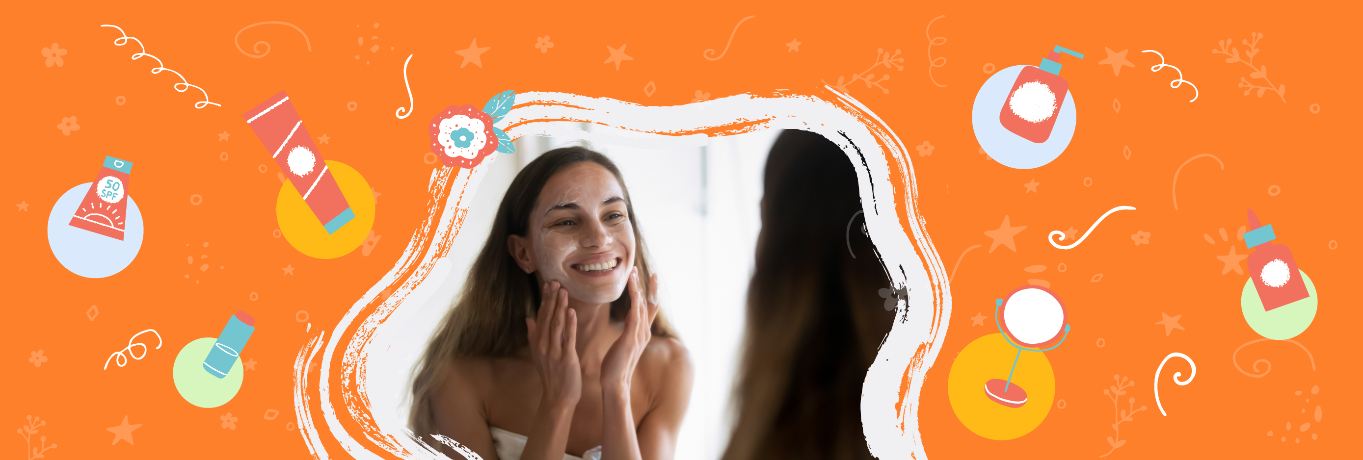Mujer joven untándose crema frente al espejo, se ve sonriente porque está cumpliendo sus propósitos de skincare de 2022.