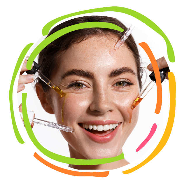 Mujer usando el mejor serum facial para hidratar su piel antes de maquillarse y así lograr que el maquillaje dure todo el día.  